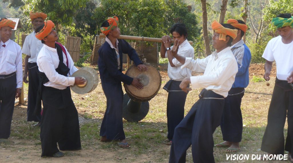 Accueil au village Pa-O par des musiciens et danseurs