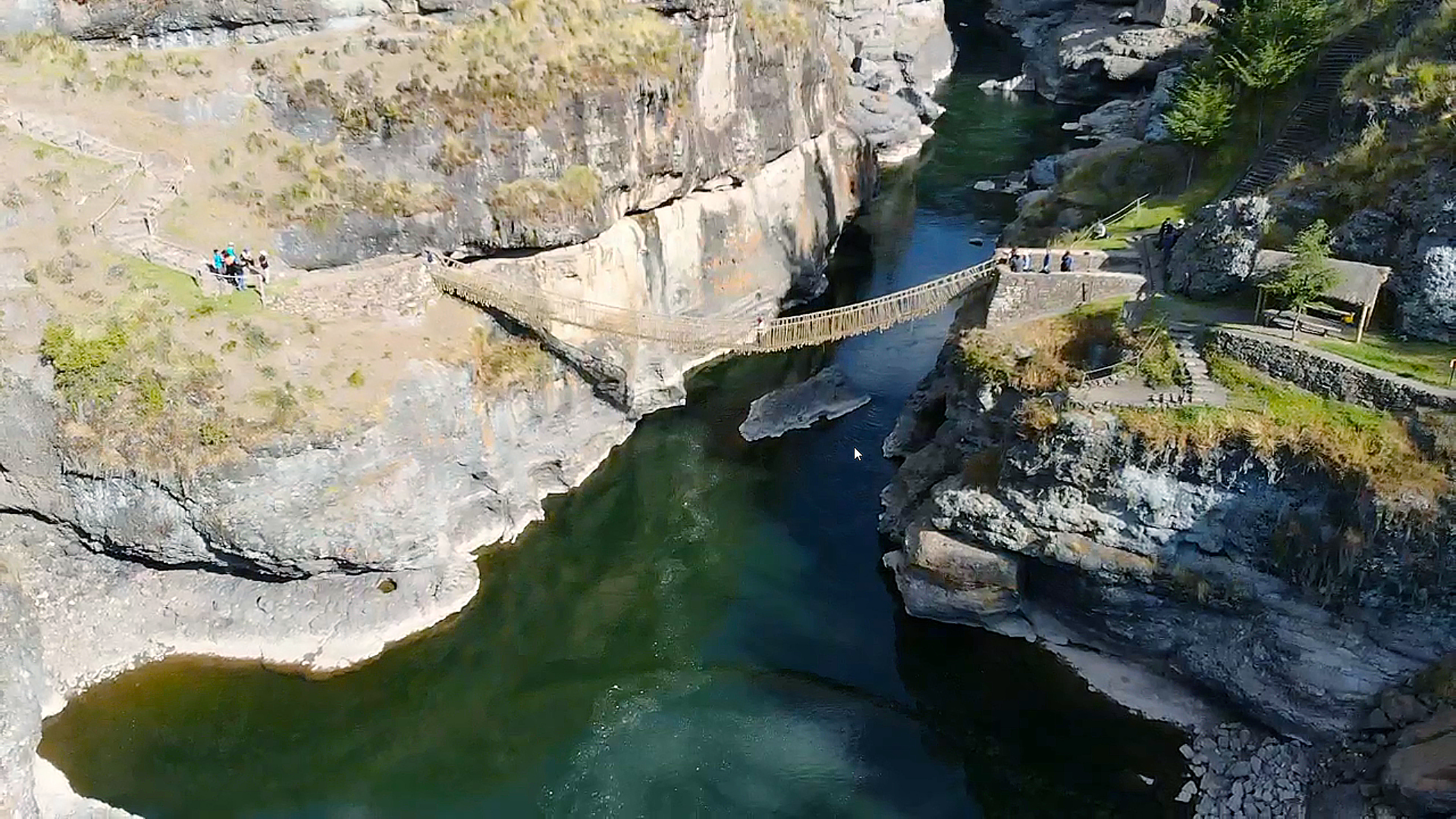 Le pont traverse les gorges au-dessus de la rivière Apurimac