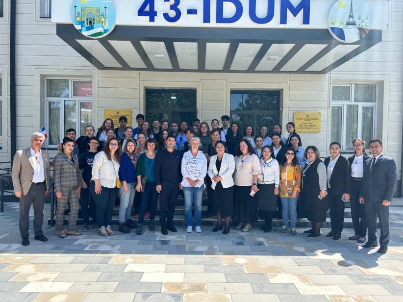 Visite d'une école ouzbèke lors d'un voyage scolaire