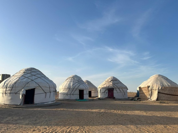 camp de yourte au milieu du désert ouzbek