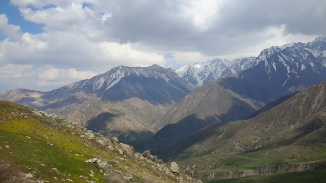 Contreforts du Pamir, Tadjikistan et chaine de l'Himalaya vue depuis la Montagne aux 40 filles