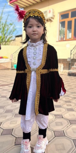 Petite fille Ouzbèke en costume traditionnel