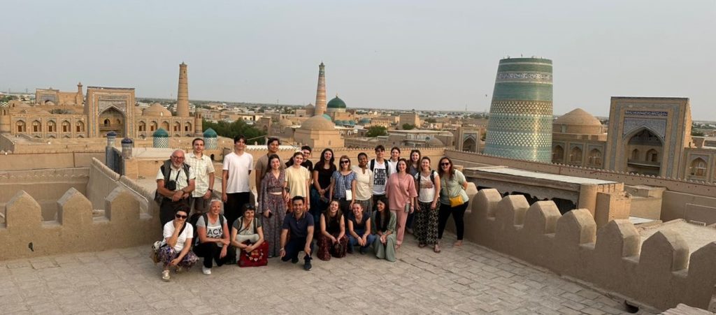 Photo de groupe de lycéens sur les hauteurs de Khiva à la fin de leur voyage scolaire en ouzbekistan